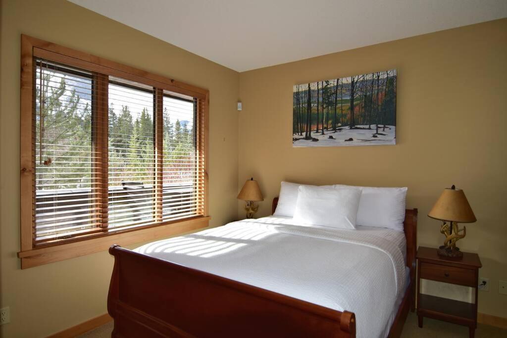 Luxurious Rundle Cliffs Lodge In Spring Creek Canmore Extérieur photo