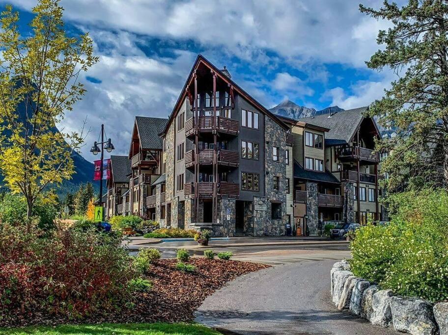Luxurious Rundle Cliffs Lodge In Spring Creek Canmore Extérieur photo