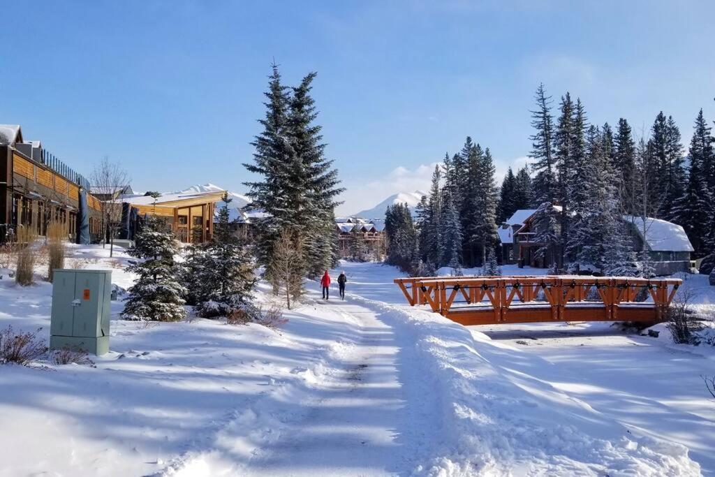 Luxurious Rundle Cliffs Lodge In Spring Creek Canmore Extérieur photo